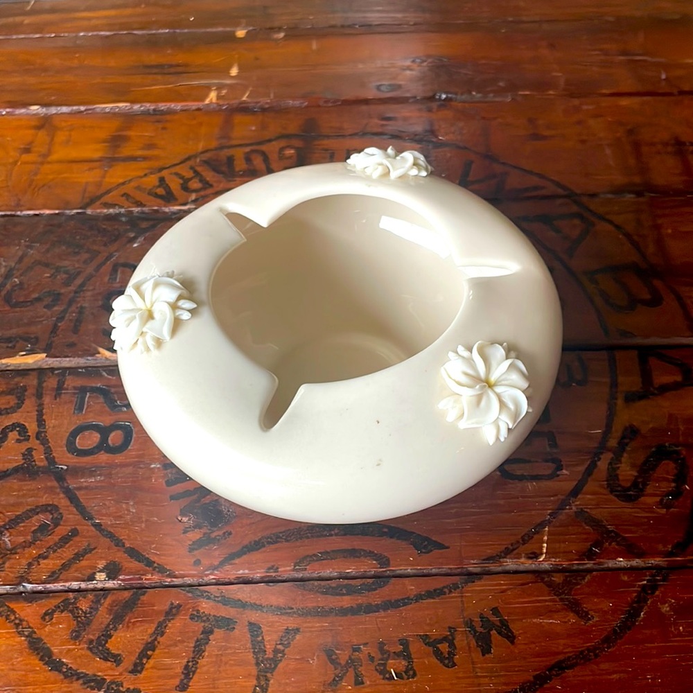 Dorothy Okumoto "Plumeria" Flower Porcelain ashtray/trinket dish; Hawaii/signed‎